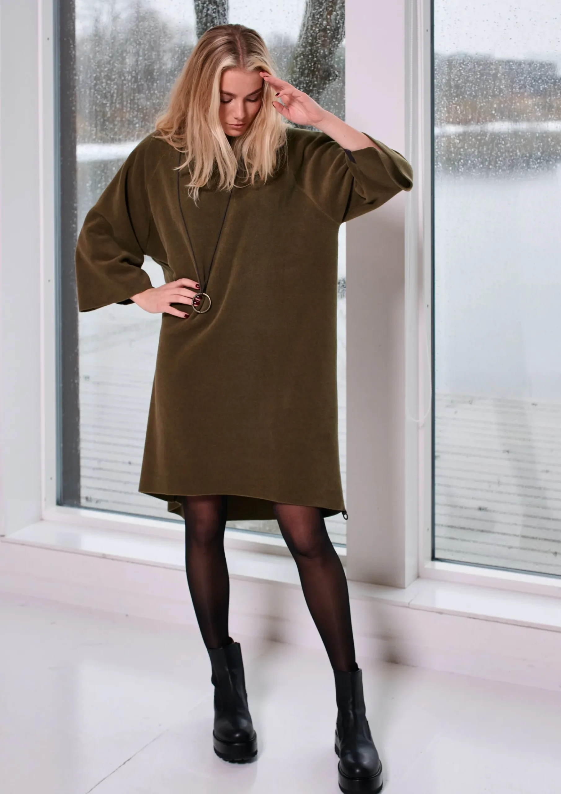 New KLEID MIT HOHEM HALS | 3243 Damen Kleider