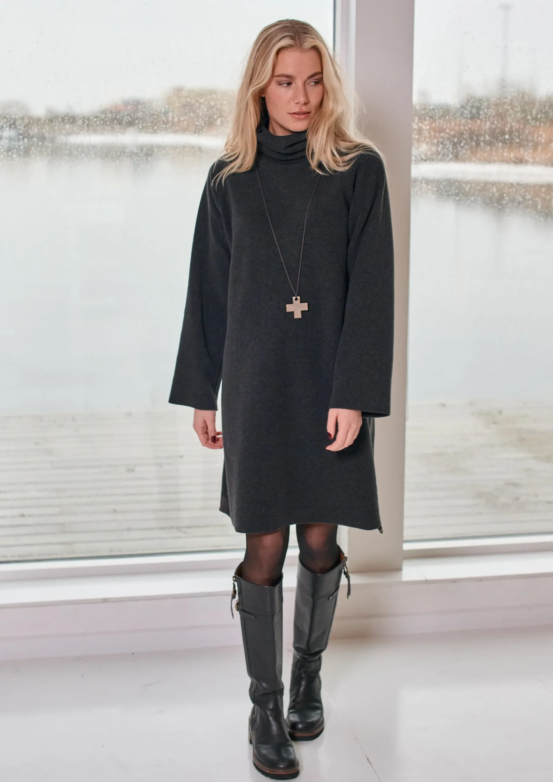 Store KLEID MIT HOHEM HALS | 3246 Damen Kleider